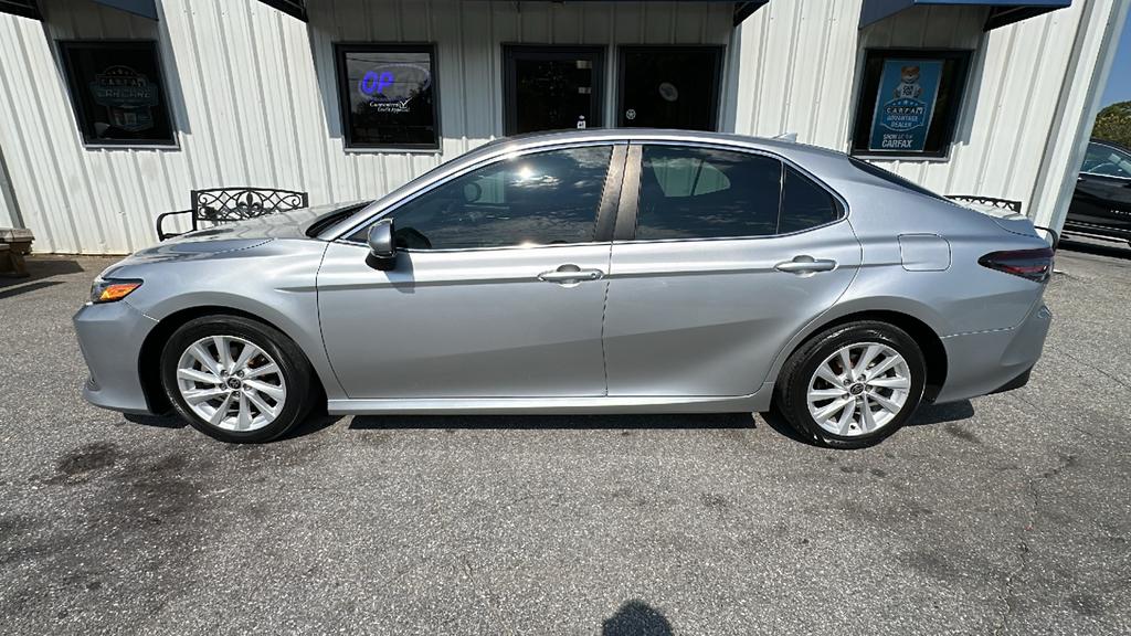 2021 Toyota Camry LE's photo