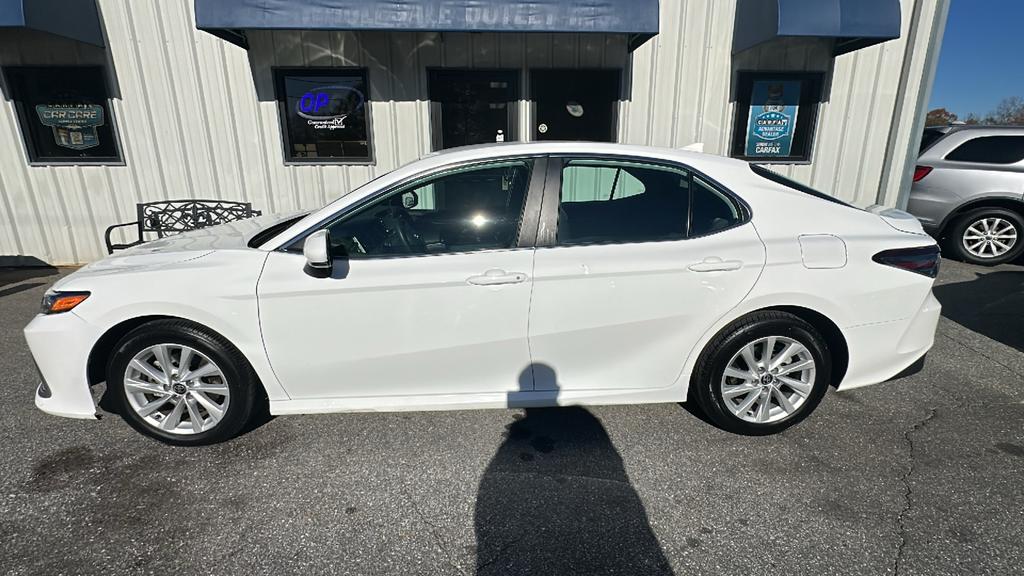 2024 Toyota Camry LE's photo