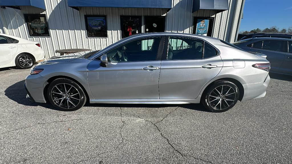 2024 Toyota Camry SE's photo