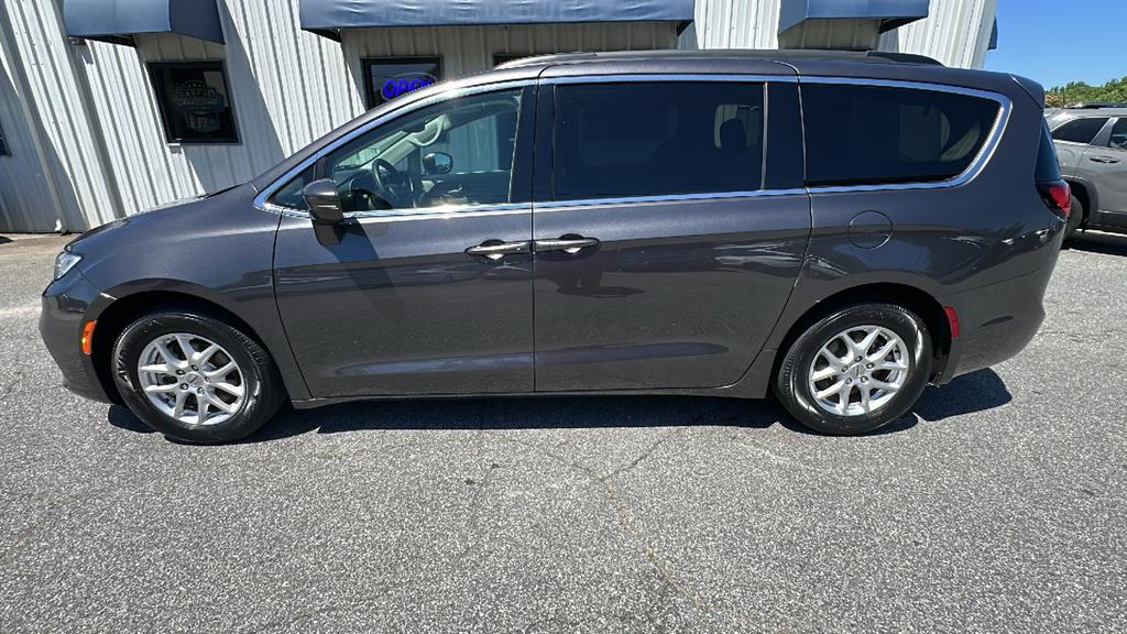2022 Chrysler Pacifica Touring L's photo