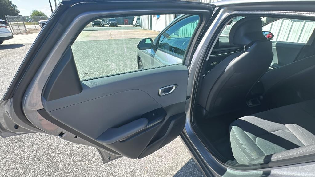 2025 Kia K4 LXS - Photo 11