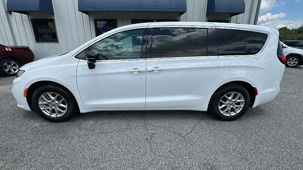 2024 Chrysler Pacifica Touring L's photo