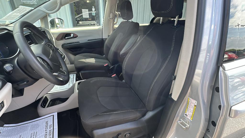2023 Chrysler Voyager LX - Photo 10