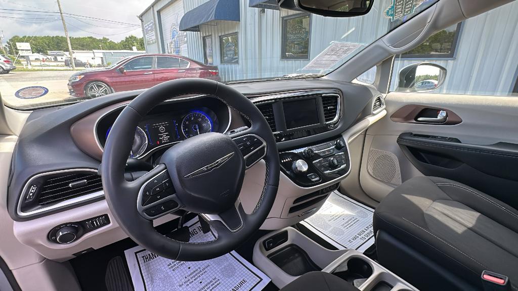 2023 Chrysler Voyager LX - Photo 9