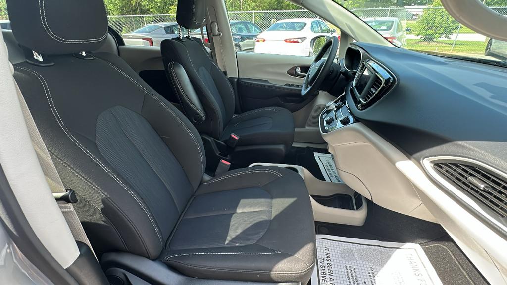 2023 Chrysler Voyager LX - Photo 16