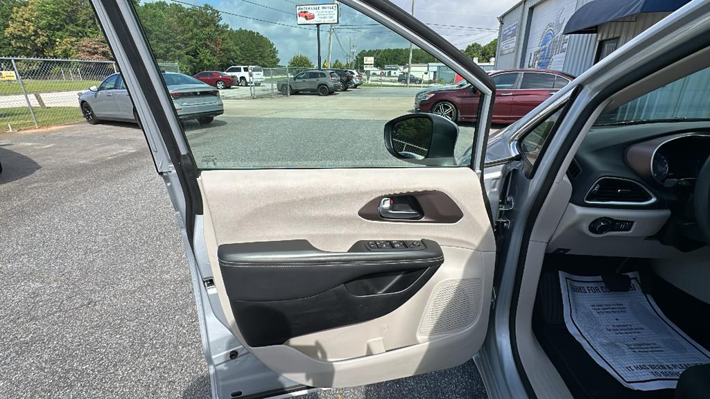 2023 Chrysler Voyager LX - Photo 8