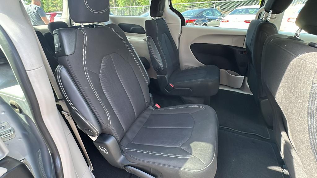 2023 Chrysler Voyager LX - Photo 17