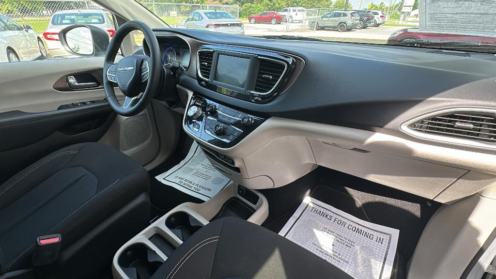 2023 Chrysler Voyager LX - Photo 15