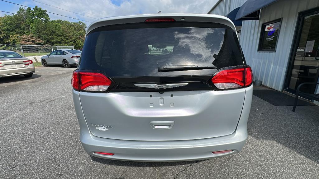 2023 Chrysler Voyager LX - Photo 6