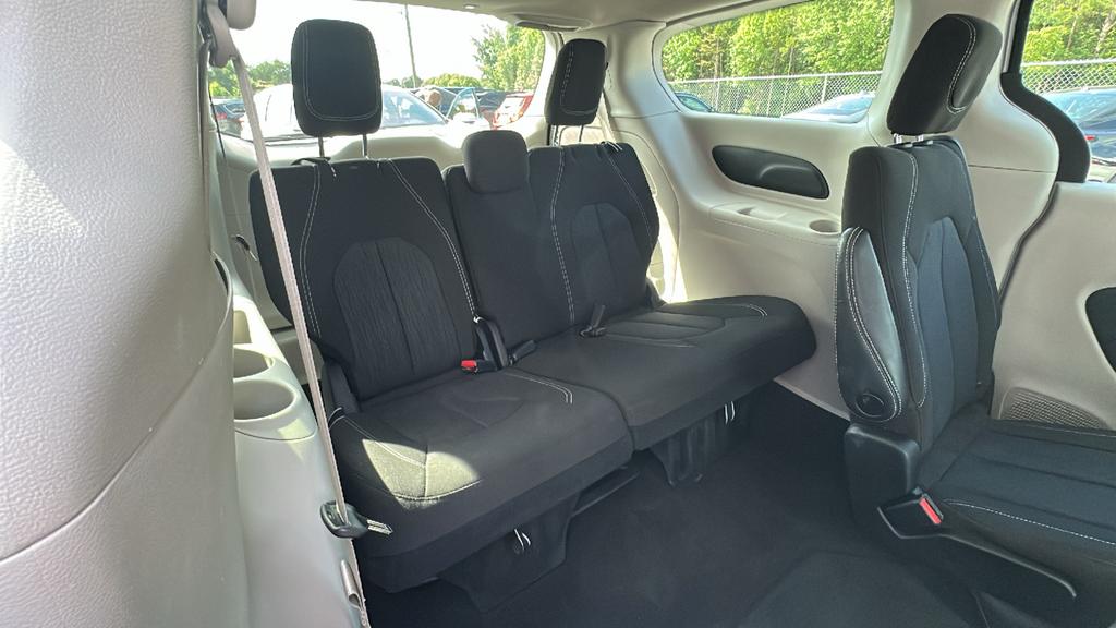 2023 Chrysler Voyager LX - Photo 18
