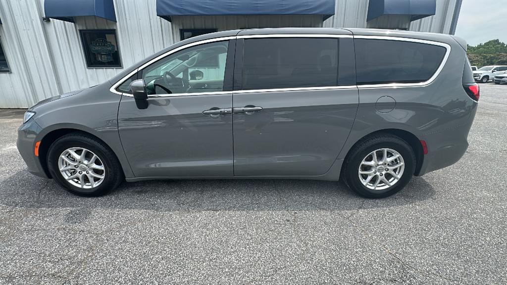 2023 Chrysler Pacifica Touring L's photo